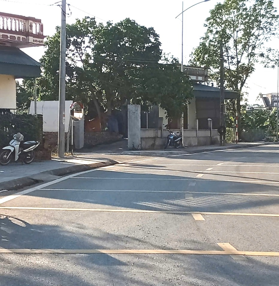 Tuyến đường liên xã Quảng An được kẻ gờ giảm tốc nhằm đảm bảo ATGT.