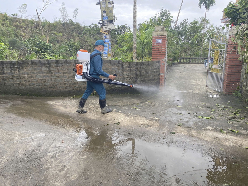 Cán bộ Trung tâm Y tế thành phố  tiến hành phun khử khuẩn tại khu 2 phường Bắc Sơn sau cơn bão số 3, tháng 9/2024.