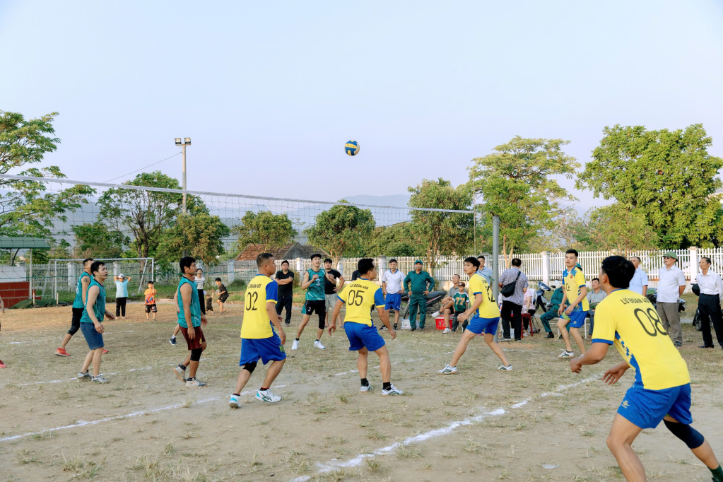 Phường Bình Khê tổ chức các trận bóng đá giao lưu trên địa bàn giữa các khu để chào mừng thành lập phường và thành phố Đông Triều.