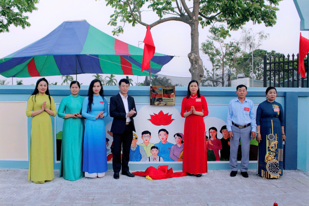 Phường Yên Thọ gắn biển công trình vẽ tranh tường chào mừng thành lập thành phố Đông Triều (Ảnh: Đinh Yến-CTV).