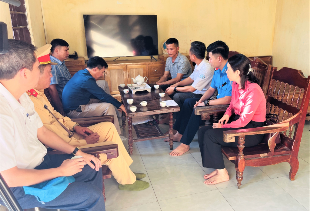 Đoàn công tác Ban ATGT tỉnh thăm động viên gia đình anh Phạm Văn Đông ở thôn An Biên, xã Lê Lợi, TP Hạ Long.