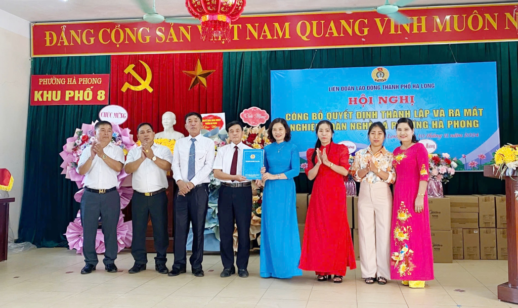Chủ tịch LĐLĐ TP Hạ Long Đỗ Thị Phương trao quyết định ra mắt BCH Nghiệp đoàn nghề cá phường Hà Phong (TP Hạ Long) tháng 11/2024.