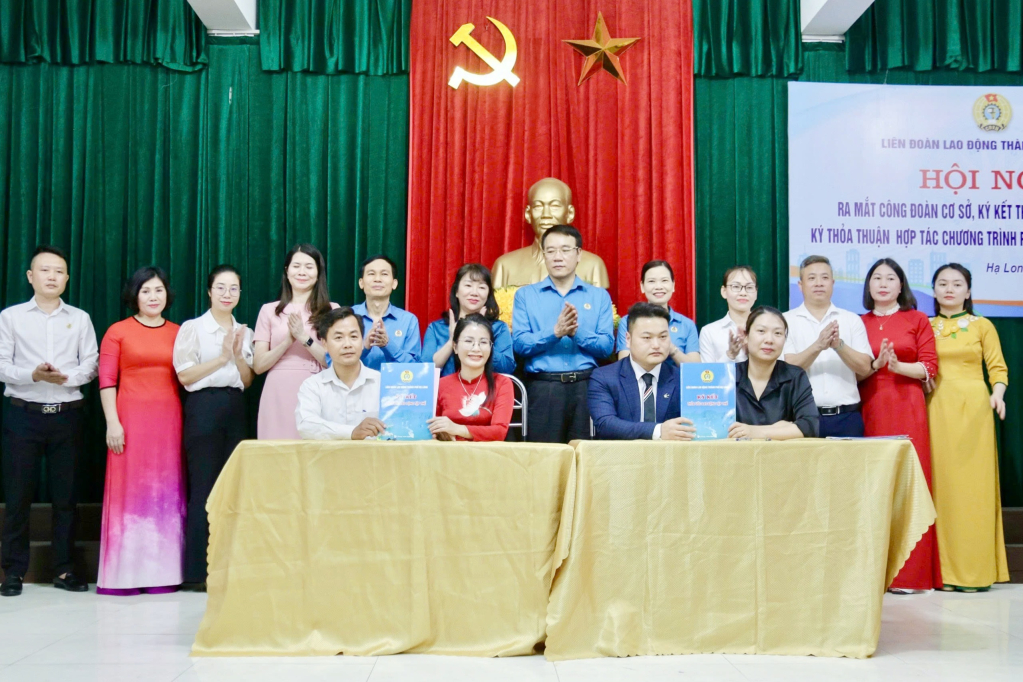 Lãnh đạo LĐLĐ tỉnh cùng LĐLĐ TP Hạ Long chứng kiến ký kết thỏa ước lao động tập thể tại các đơn vị thành lập vừa thành lập CĐCS trên địa bàn TP Hạ Long tháng 5/2024.