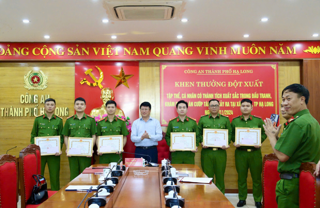 Lãnh đạo UBND TP Hạ Long khen thưởng tập thể, cá nhân có thành tích xuất sắc trong khám phá vụ án.