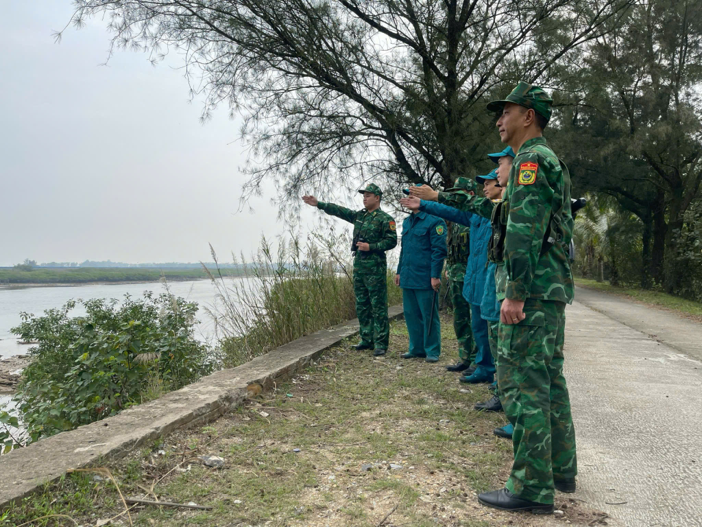 Đại úy Nguyễn Văn Chiện cùng CBCS Trạm kiểm soát biên phòng Lục Lầm tuần tra, kiểm soát khu vực biên giới