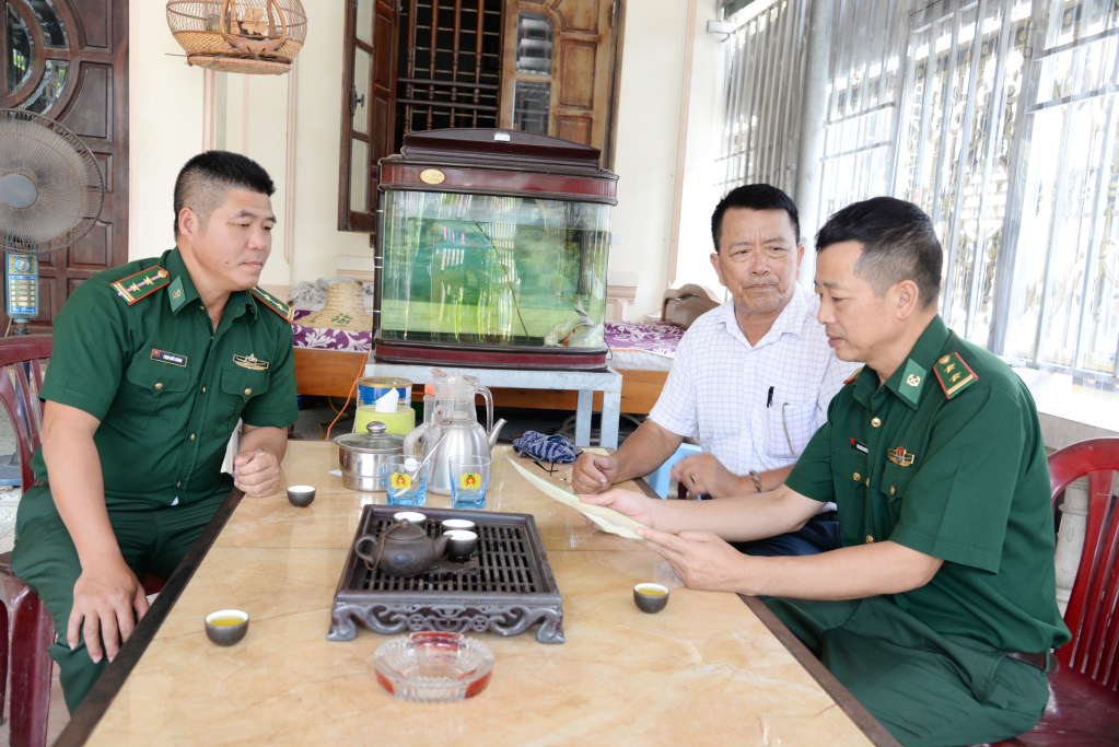 Lãnh đạo Đồn BP Trà Cổ và Ban hành giáo Xứ đạo Trà Cổ bàn công tác phối hợp tuyên truyền pháp luật cho người dân.