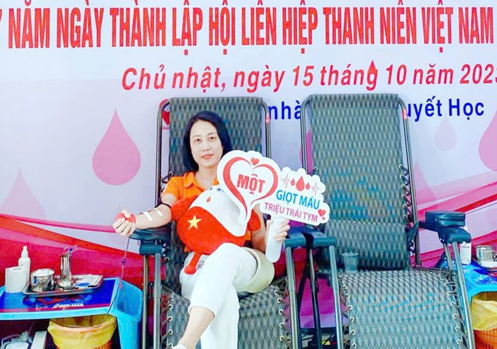 Cô giáo Nguyễn Thị Bích Ngọc (Trường TH&THCS Minh Khai) trong một đợt tham gia hiến máu tình nguyện.