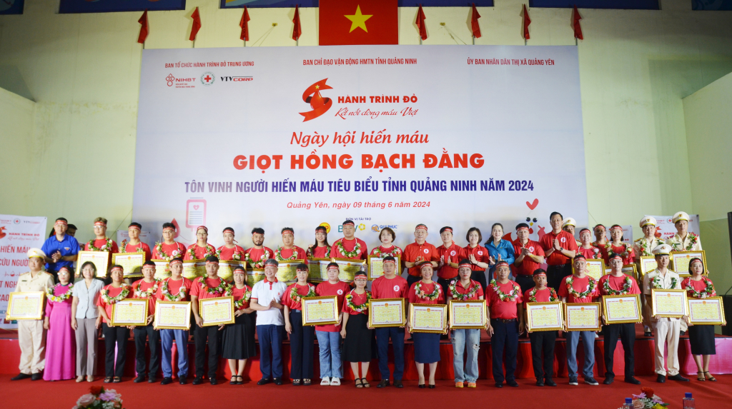 Cô giáo Nguyễn Thị Bích Ngọc (hàng trước, ngoài cùng, bên phải) được tôn vinh 