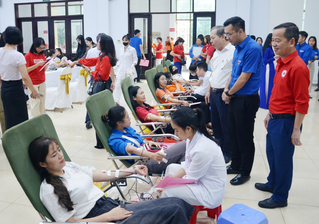 Thường trực BCĐ Vận động HMTN tỉnh cùng lãnh đạo Tỉnh đoàn, Hội Chữ thập đỏ TP Hạ Long động viên các tình nguyện viên tham gia Chương trình HMTN.