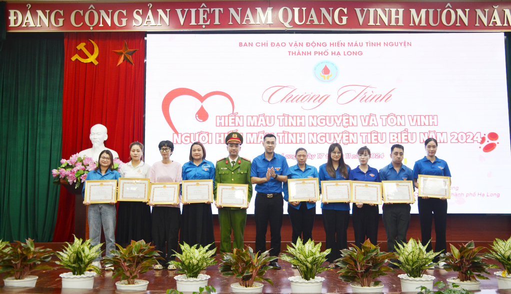 Nhiều đoàn viên thanh niên có thành tích trong phong trào HMTN trên địa bàn TP Hạ Long được tôn vinh.