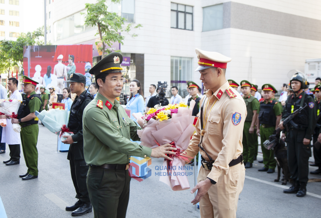 Đồng chí Trần Văn Phúc, Giám đốc Công an tỉnh tặng hoa các lực lượng tham gia diễn tập