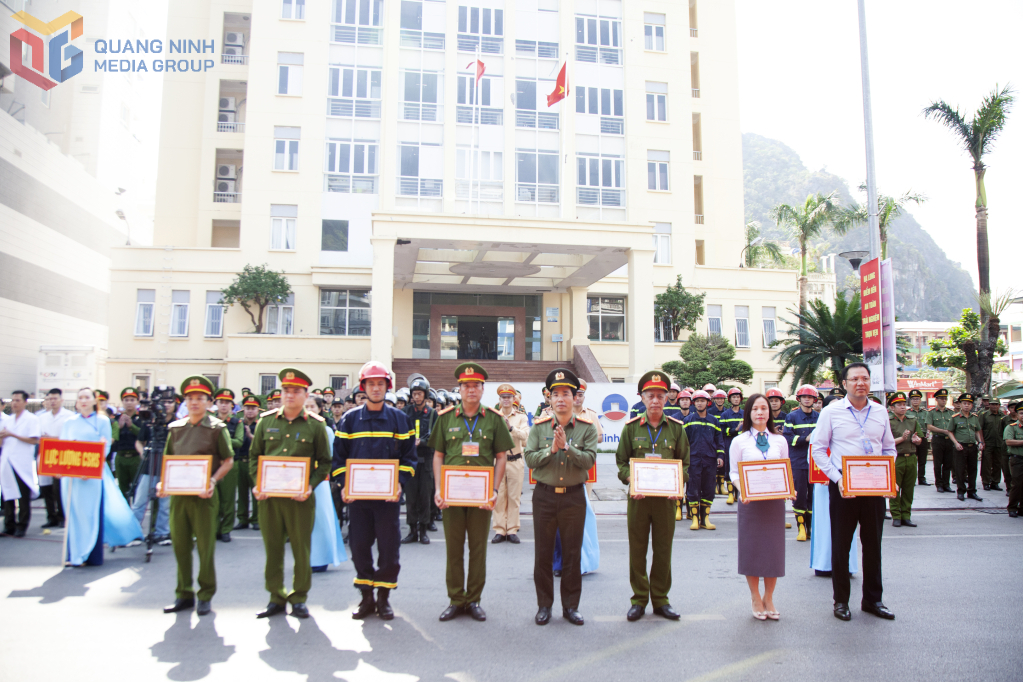 Lãnh đạo Công an tỉnh khen thưởng các tập thể có thành tích xuất sắc trong công tác diễn tập