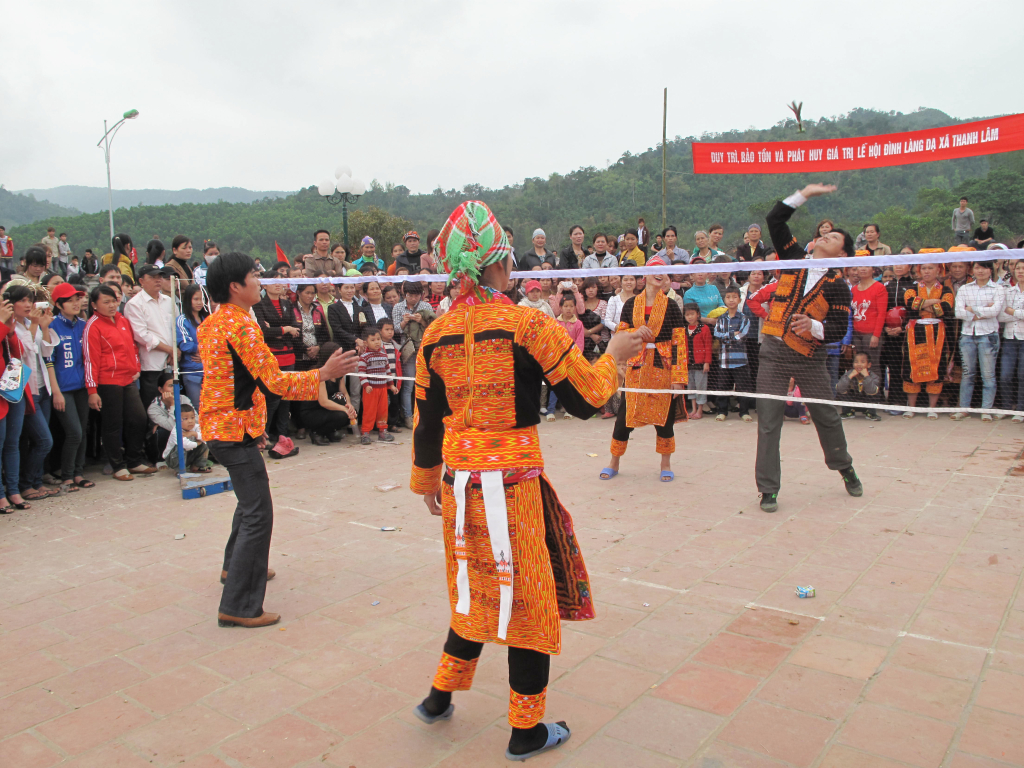 Người Dao Lô Gang tại lễ hội đình làng Dạ xã Thanh Lâm.