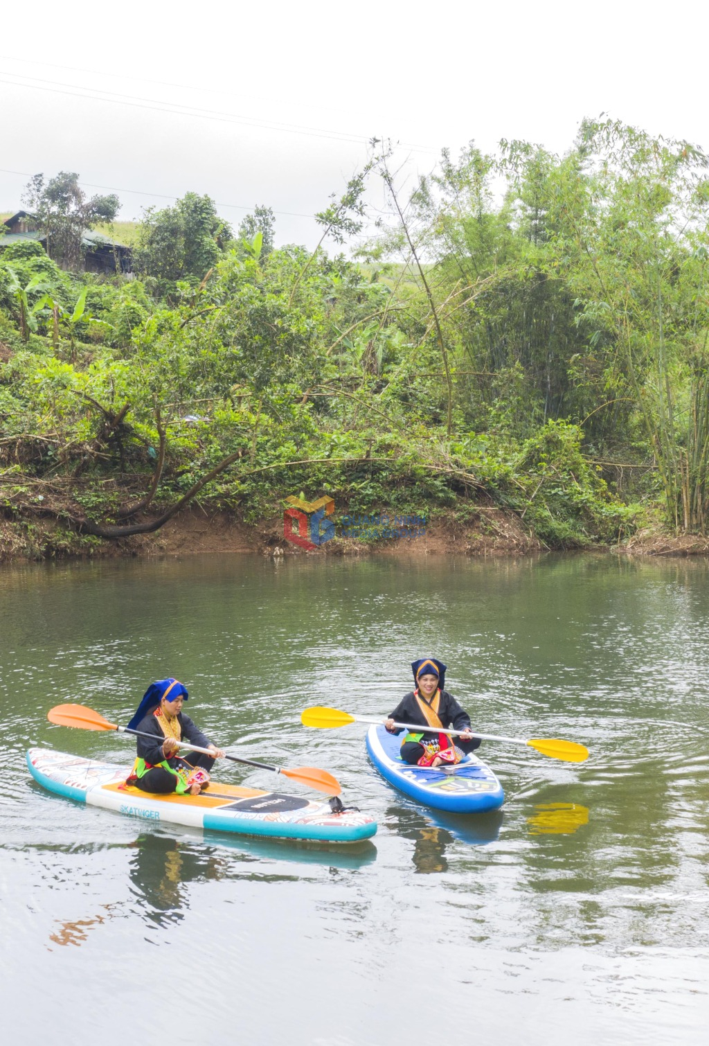 trải nghiệm cùng người dân chèo sup trên sông 