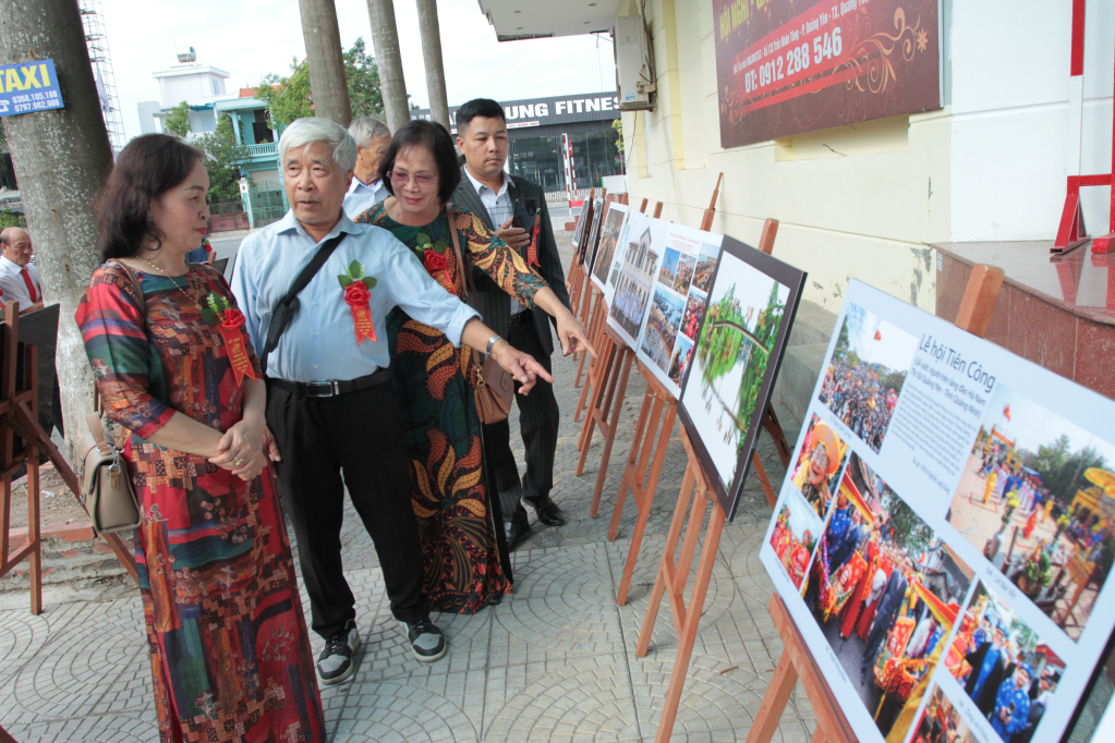 Đại biểu thăm quan triển lãm.