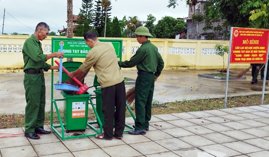 Các CCB ở CLB CCB tự quản bảo vệ môi trường thôn Trại Dinh xã  Đầm Hà tham gia quét dọn thu gom rác thải trên địa bàn.