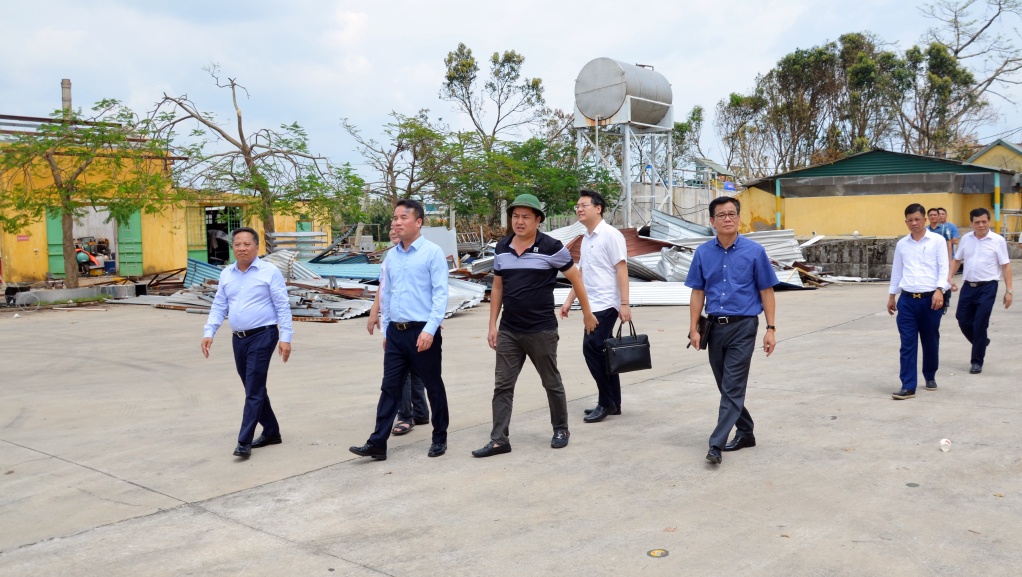 Lãnh đạo BHXH Việt Nam và BHXH tỉnh trực tiếp thị sát nắm tình hình thiệt hại do bão số 3 tại Công ty CP Xuất khẩu thủy sản 2 Quảng Ninh (tháng 9/2024).