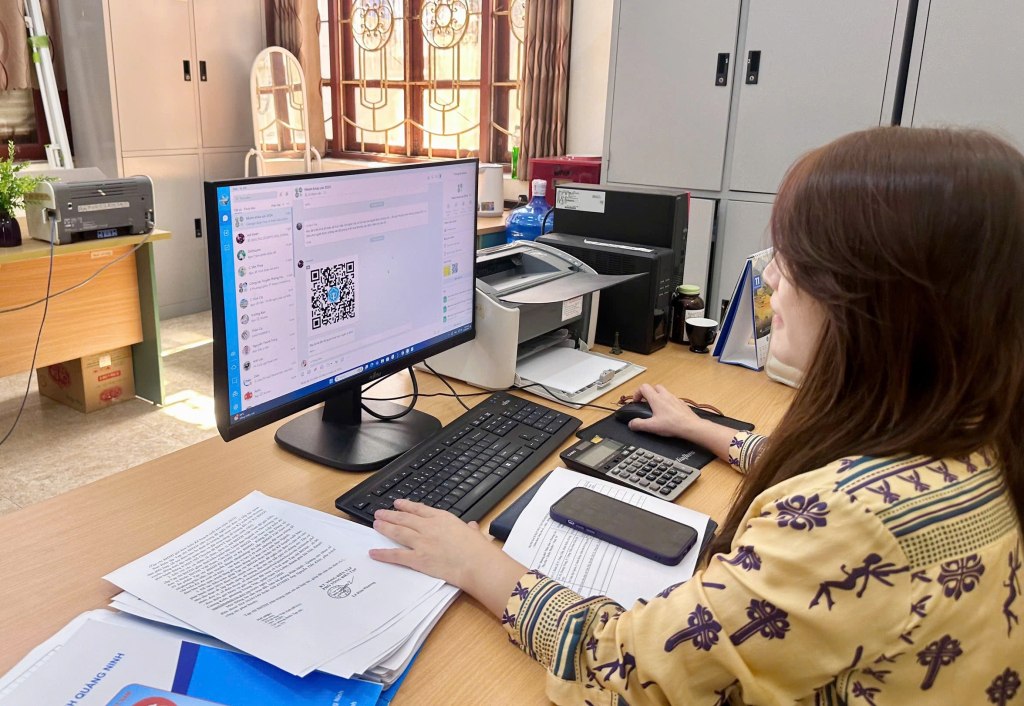 Cán bộ Phòng Truyền thông (BHXH tỉnh) tiến hành khảo sát trực tuyến đối với các cá nhân, tổ chức, doanh nghiệp trên địa bàn TP Hạ Long.