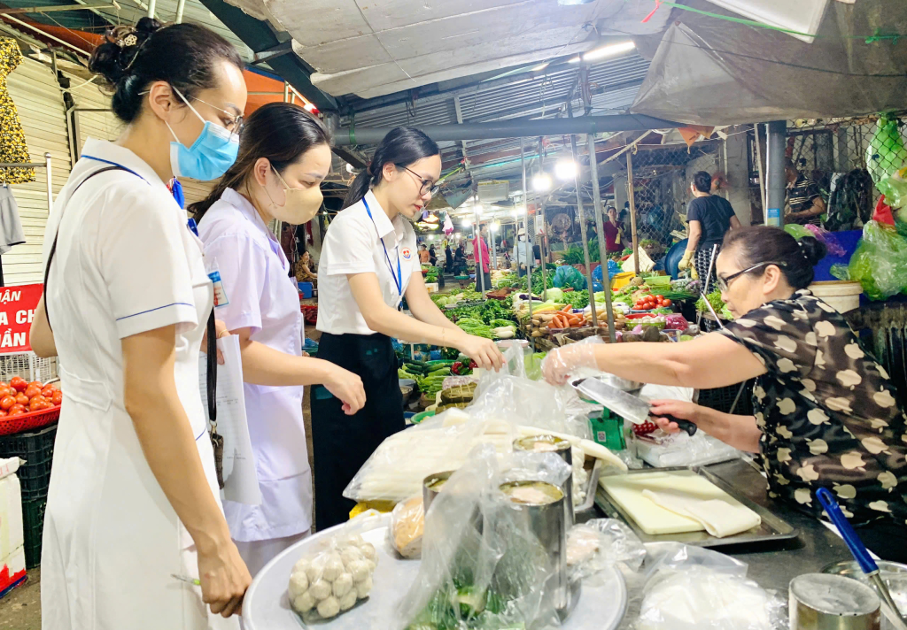 Phường Ka Long kiểm tra công tác đảm bảo ATTP tại chợ Ka Long