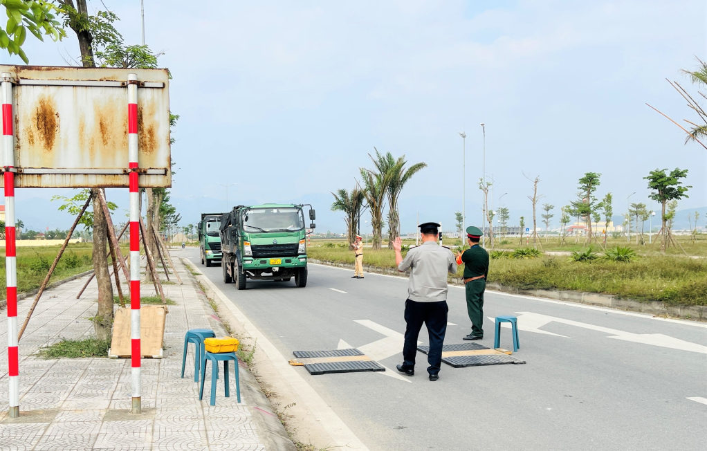 Việc kiểm soát tải trọng, kích thước thành thùng phương tiện vận chuyển vật liệu được thực hiện lưu động, đột xuất tại các tuyến địa bàn dễ phát sinh vi phạm.