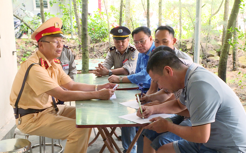 Lực lượng chức năng yêu cầu chủ phương tiện, lái xe cam kết chấp hành đúng quy định về tải trọng, kích thước thành thùng.