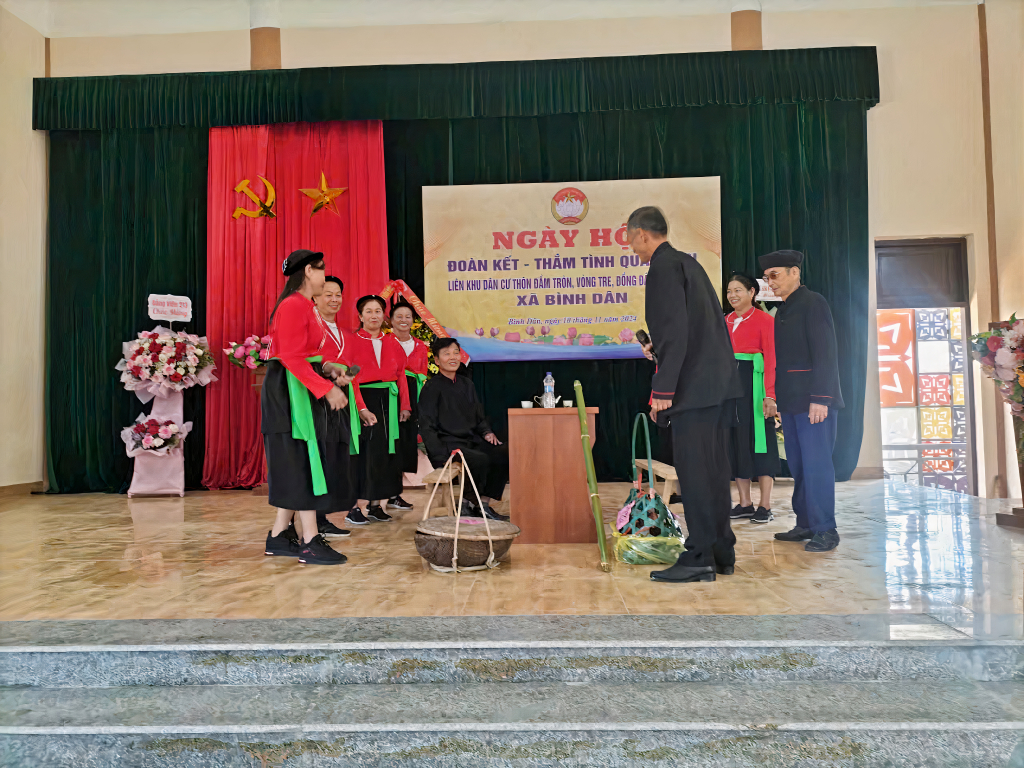 Tiết mục văn nghệ hát Soọng cô trong Ngày hội Đại đoàn kết toàn dân được tổ chức tại xã Bình Dân (huyện Vân Đồn).