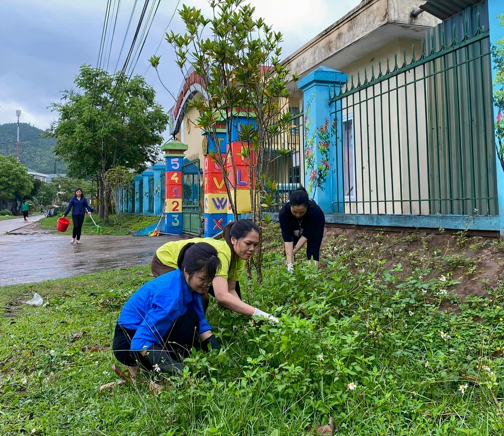Người dân trên địa bàn xã Bình Dân tích cực tham gia dọn dẹp vệ sinh môi trường, tạo cảnh quan xanh - sạch - đẹp.