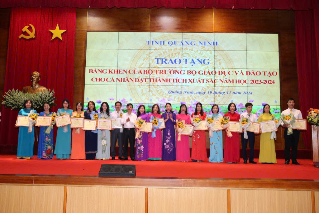 Thay mặt lãnh đạo Bộ GD&ĐT, các đồng chí lãnh đạo Sở GD&ĐT tỉnh tặng Bằng khen của Bộ GD&ĐT cho các các nhân đạt thành tích xuất sắc năm học 2023-2024.