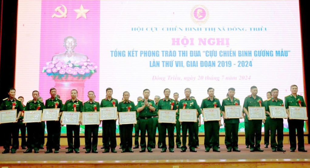 Hội CCB TP Đông Triều tặng giấy khen cho các tập thể, cá nhân CCB có thành tích trong phong trào thi đua CCB gương mẫu giai đoạn 2019-2024. (Ảnh đơn vị cung cấp)
