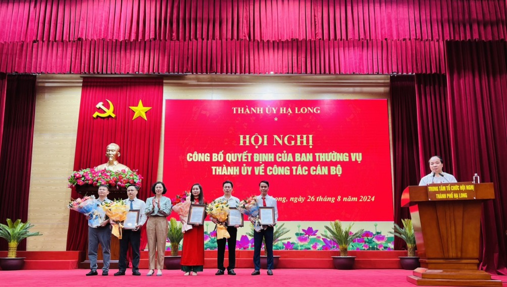 Lãnh đạo TP Hạ Long trao quyết định phân công, điều động cán bộ giữ các chức vụ một số phòng, đơn vị, địa phương trên địa bàn.