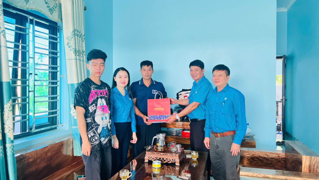 Công đoàn Công ty Than Uông Bí thăm và tặng quà gia đình anh Giang Mạnh Khương dịp 12/11.