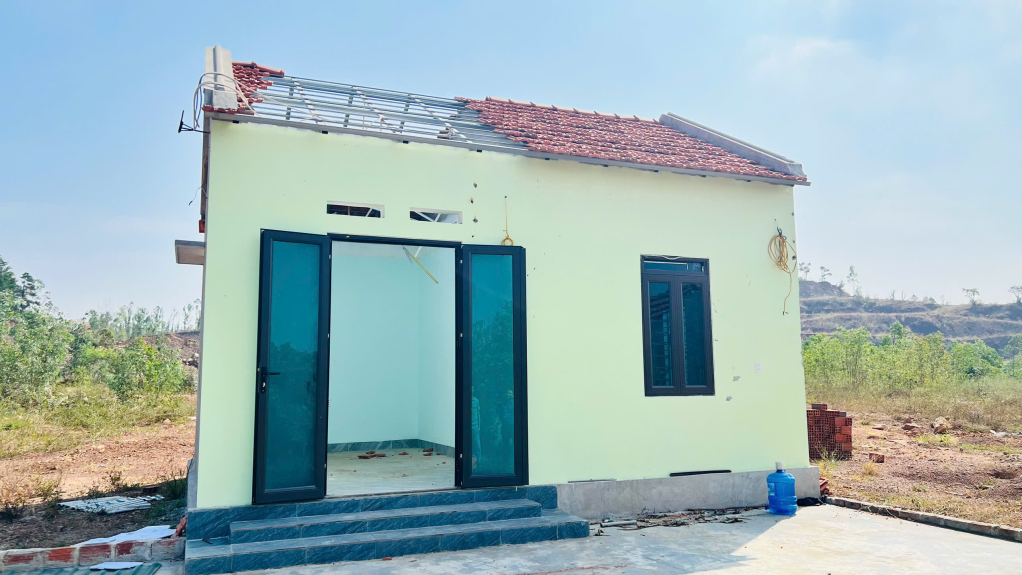 Ngôi nhà mới xây của gia đình anh Vũ Văn Tâm, Công ty Xây lắp mỏ bị bay mái sau bão số 3.