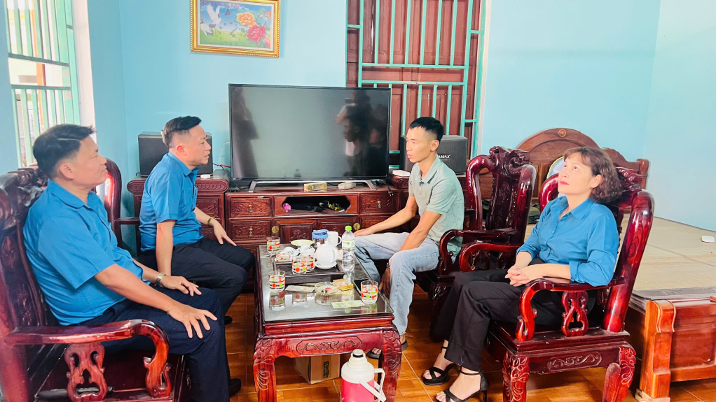 Gia đình anh Vũ Văn Tâm phải sang ở nhờ nhà bố mẹ gần đó.