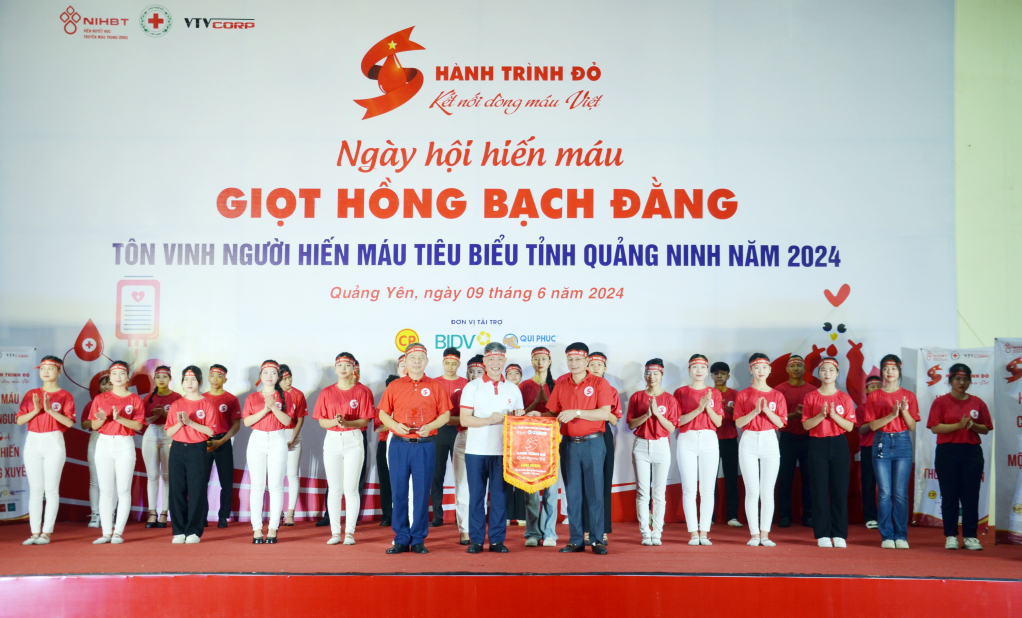 Ban Tổ chức Hành trình đỏ Trung ương và Ban Chỉ đạo Vận động HMTN tỉnh trao biểu trưng cho Ban Chỉ đạo vận động HMTN TX Quảng Yên, tháng 6/2024.