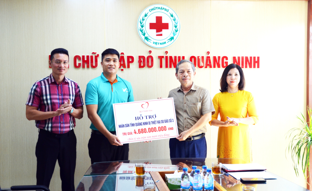 Đại diện Quỹ Thiện tâm (Tập đoàn Vingroup) trao hỗ trợ cho Hội CTĐ tỉnh ủng hộ người dân khắc phục hậu quả bão số 3.