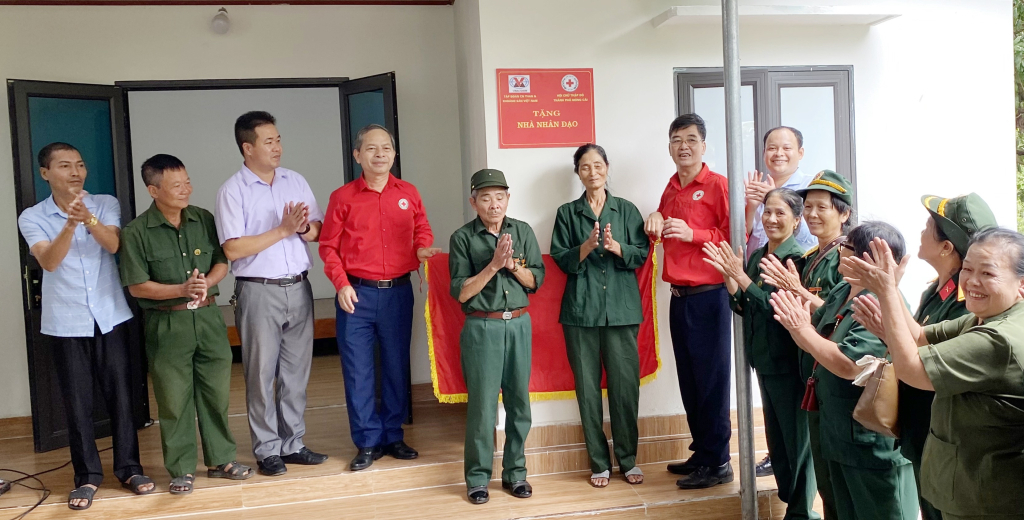 Hội Chữ thập đỏ tỉnh cùng các ngành đoàn thể, chính quyền địa phương TP Móng Cái bàn giao nhà nhân đạo do TKV hỗ trợ cho gia đình ông Nguyễn Văn Quyến, khu 4, phường Hải Yên (TP Móng Cái) tháng 10/2024.