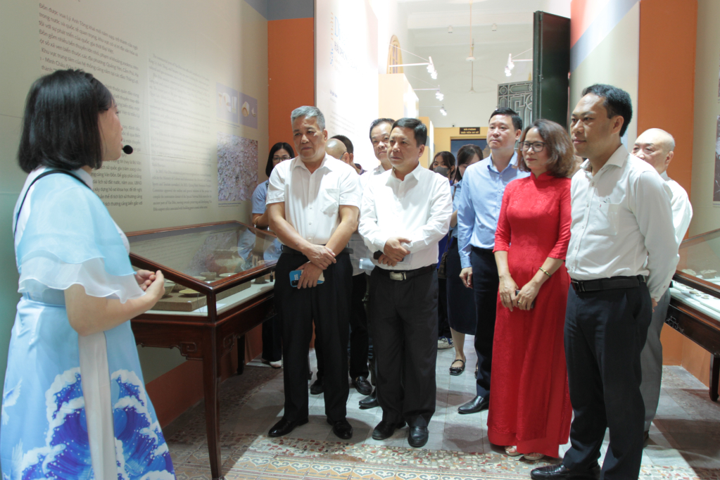 Đại biểu và du khách tìm hiểu về không gian trưng bày những hiện vật liên quan đến Thương cảng Vân Đồn.