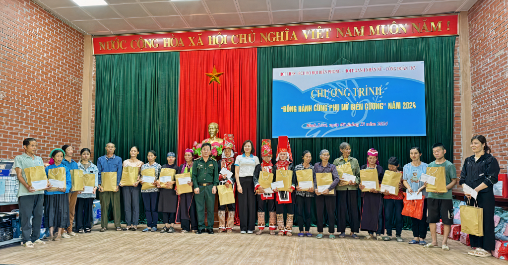 Hội LHPN tỉnh, BCH Bộ đội Biên phòng tỉnh trao quà cho gia đình hội viên phụ nữ có hoàn cảnh khó khăn trên địa bàn xã Đồng Tâm, huyện Bình Liêu.