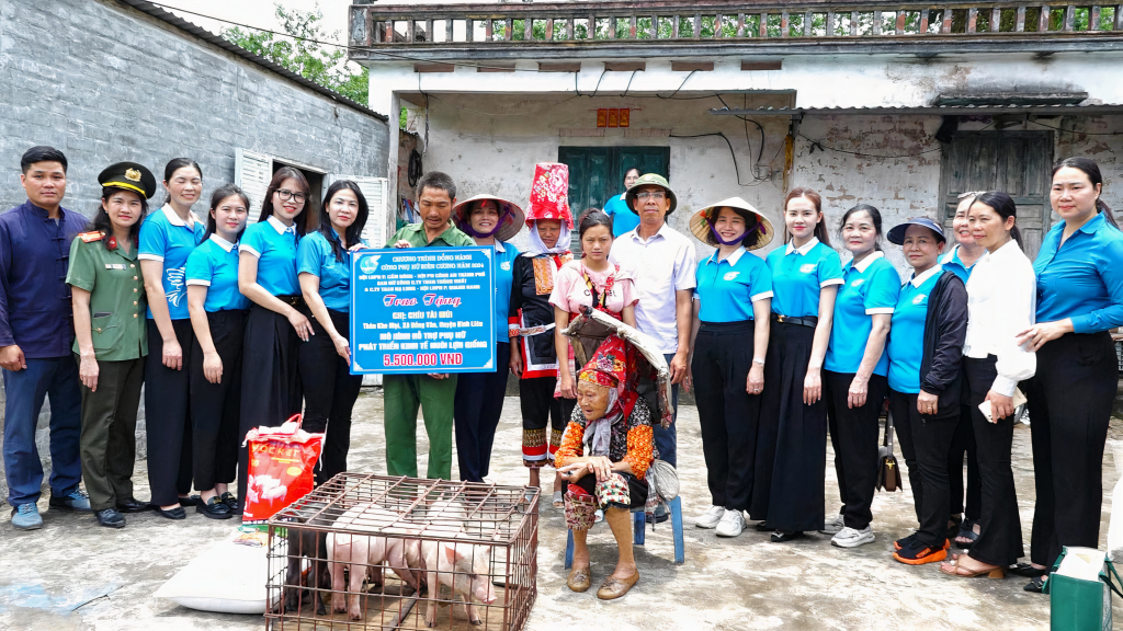 Hội LHPN TP Cẩm Phả trao tặng mô hình sinh kế cho gia đình hội viên tại xã Đồng Văn (huyện Bình Liêu).