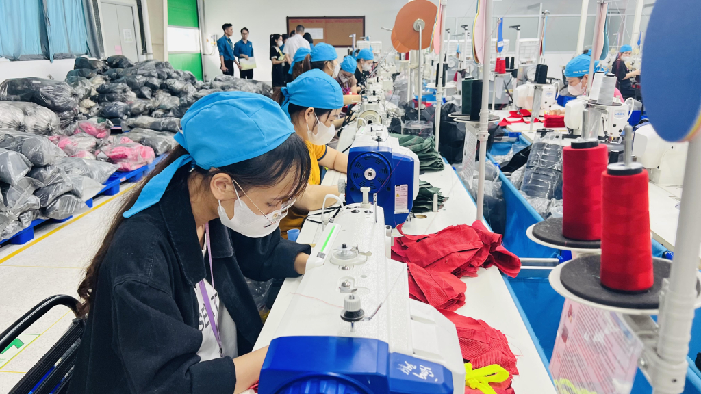 CNLĐ hăng say lao động những ngày cuối năm tại Công ty TNHH Dệt may Weili Việt Nam (KCN Việt Hưng, TP Hạ Long).