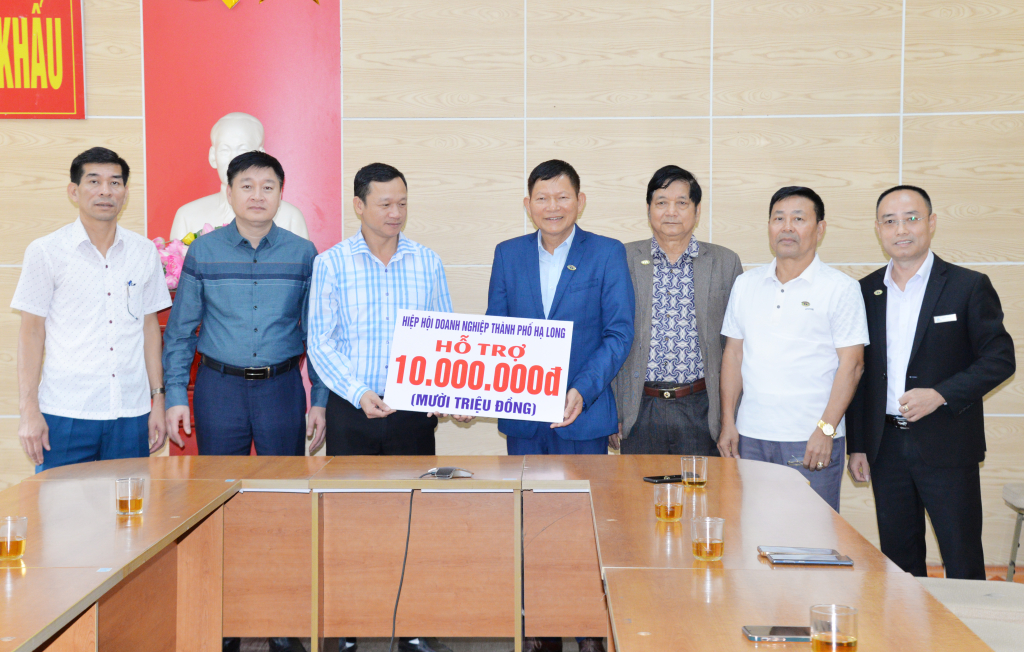 Hiệp hội doanh nghiệp TP Hạ Long gửi kinh phí hỗ trợ hộ bà Lê Thị Nết, khu 7, phường Hà Khẩu sửa chữa nhà ở thông qua UBND phường Hà Khẩu.