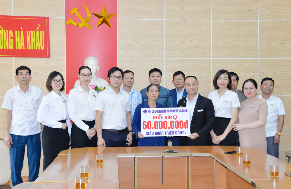 Công ty TNHH Dịch vụ Đại lý thuế A&T, phường Hà Khẩu, TP Hạ Long trao 60 triệu đồng kinh phí hỗ trợ hộ ông Phùng Văn Bằng, bà Nguyễn Thị Thành xây dựng nhà mới.