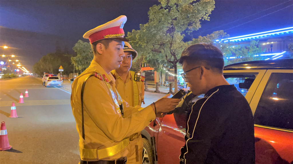 Lực lượng CSGT toàn tỉnh sẽ tiếp tục tăng cường kiểm tra xử lý nghiêm các vi phạm là nguyên nhân chính gây TNGT như: lái xe vi phạm nồng độ cồn, tốc độ, đia sai phần đường, làn đường...