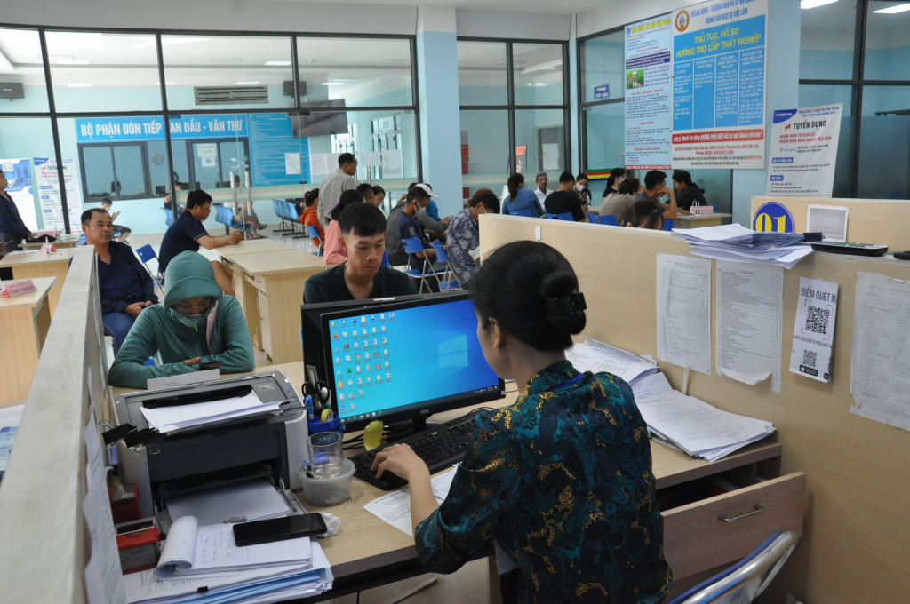 Trung tâm Dịch vụ việc làm tỉnh (Sở LĐ-TB&XH) tổ chức tư vấn học nghề, giời thiệu việc làm cho người lao động.