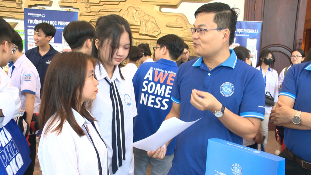Đại diện các trường đại học, cao đẳng tư vấn cho học sinh tại Chương trình