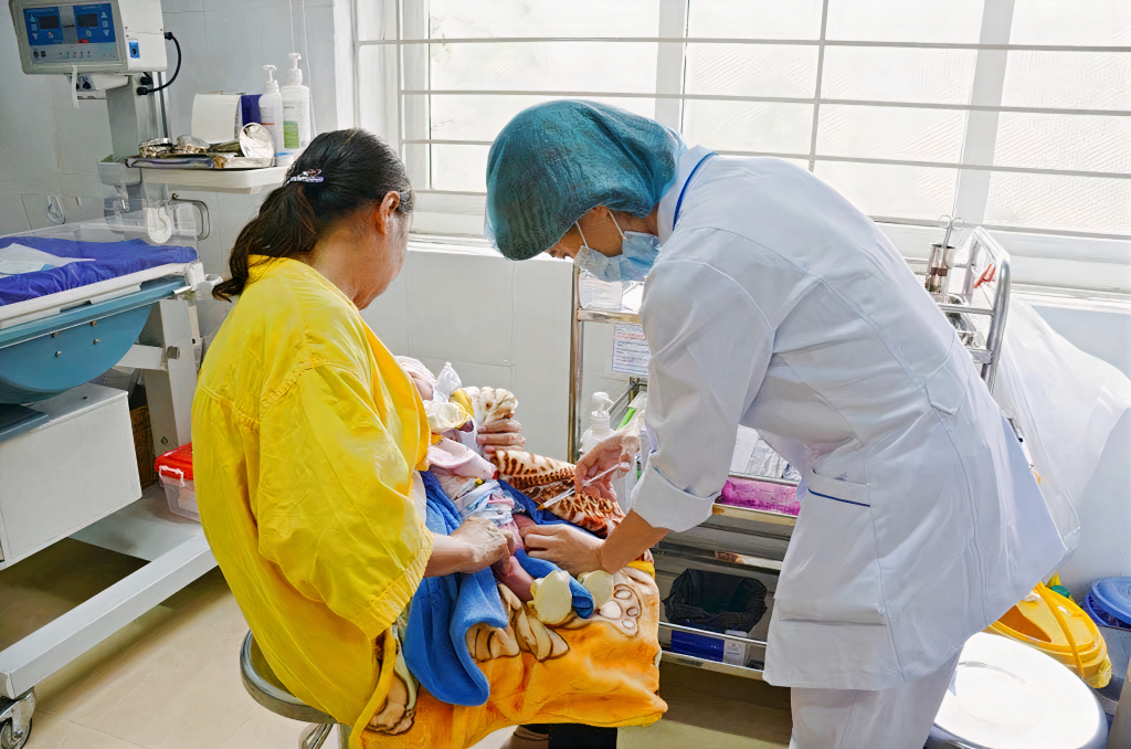 Tiêm vắc xin cho trẻ em tại Bệnh viện Sản nhi Quảng Ninh.