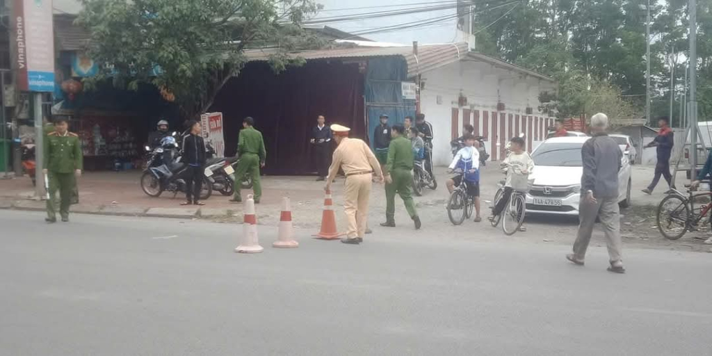 Lực lượng CSGT có mặt tại hiện trường điều tiết giao thông, điều tra nguyên nhân TNGT