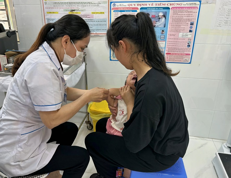 Trẻ em trên địa bàn xã Yên Than (huyện Tiên Yên) được tiêm vắc xin phòng bệnh bại liệt.