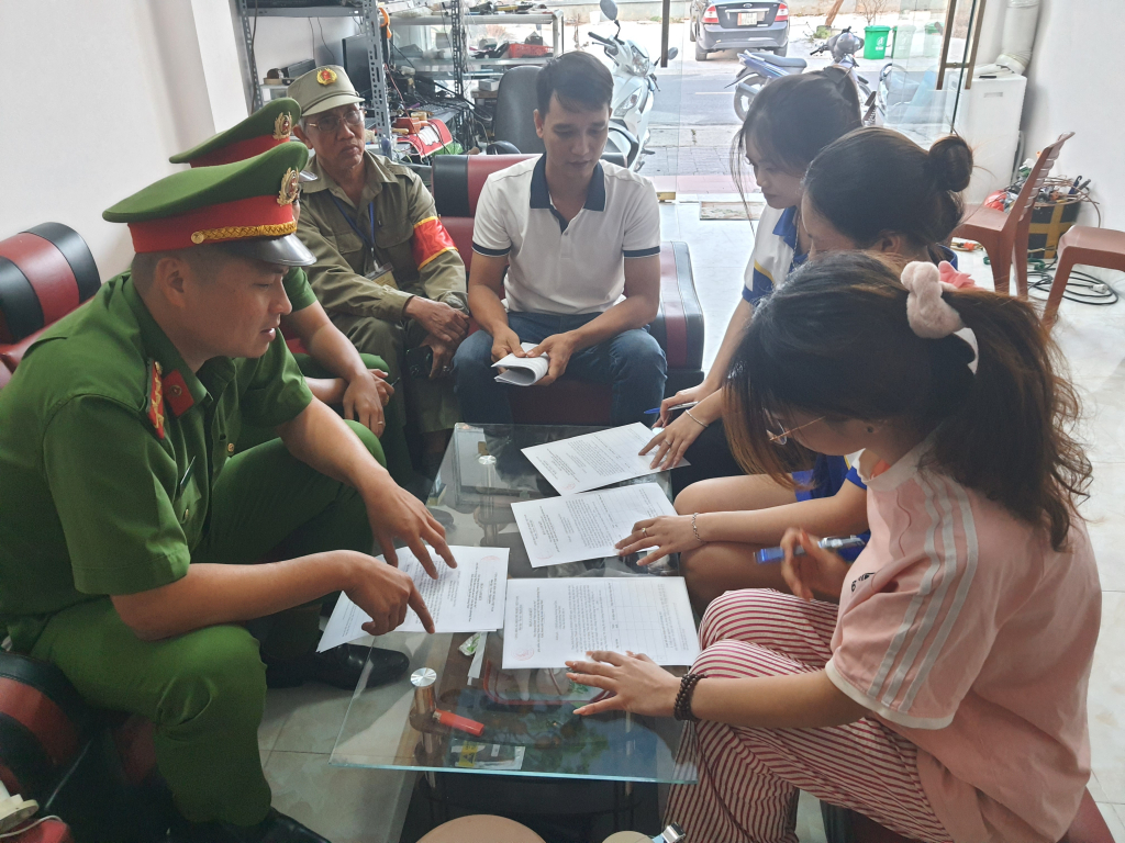 Công an phường Nam Khê và Tổ bảo vệ ANTT ở cơ sở phối hợp với chủ nhà trọ Hồng Hà tổ chức tuyên truyền, nhân cao nhận thức về phòng chống ma tuý đến sinh viên thuê trọ.