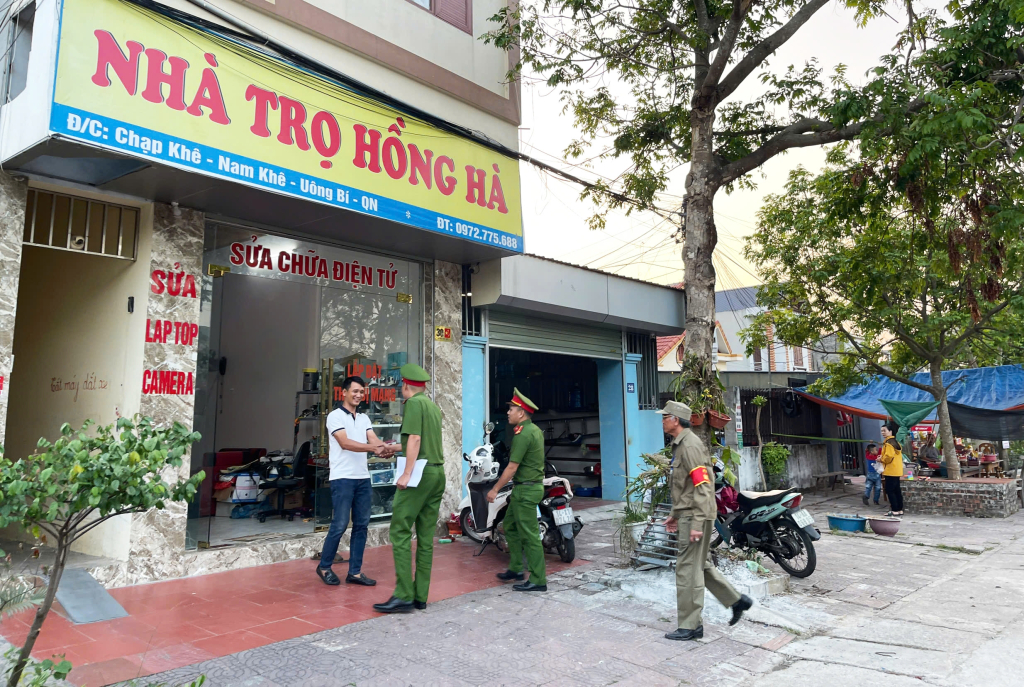 Lực lượng chức năng phường Nam Khê, TP Uông Bí phối hợp làm việc với các chủ nhà trọ trên địa bàn về cam kết phòng, chống tội phạm ma tuý.